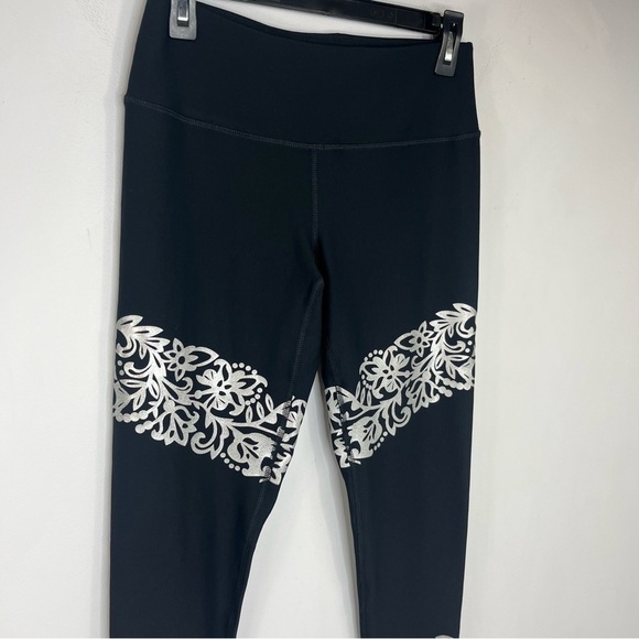 90 Degree Size Medium Black Silver Scroll Leggings D5 - Picture 6 of 6